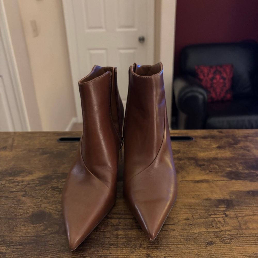 Naturalizer 8.5 Brown leather Ankle Booties new.  3 inch heel.  27 edit